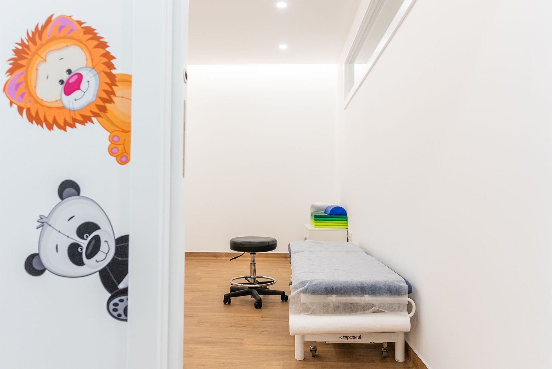 Sala de tratamento com esqueleto